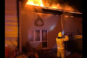 Pożar domu w Krzeszowicach. Mieszkańcy stracili dach nad głową-59604