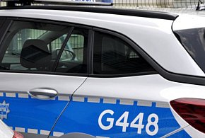 Dziecko siedziało na trzecim piętrze w otwartym oknie kamienicy-59676
