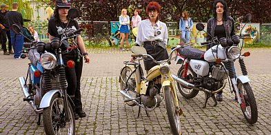 Uczniowie w klimacie z lat osiemdziesiątych-59678