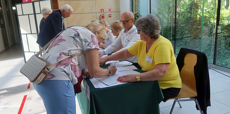 Frekwencja wyborcza nadal wysoka. W lokalu w Chrzanowie zagłosowały gwiazdy - 59821