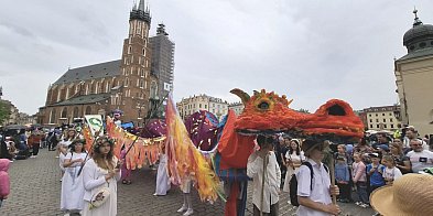 Smok uczniów z Brodeł przyciągnął uwagę w Krakowie-60129