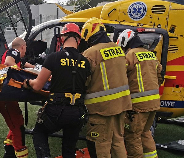 Nastolatek spadł z dachu. Lądował helikopter (ZDJĘCIA)-60396