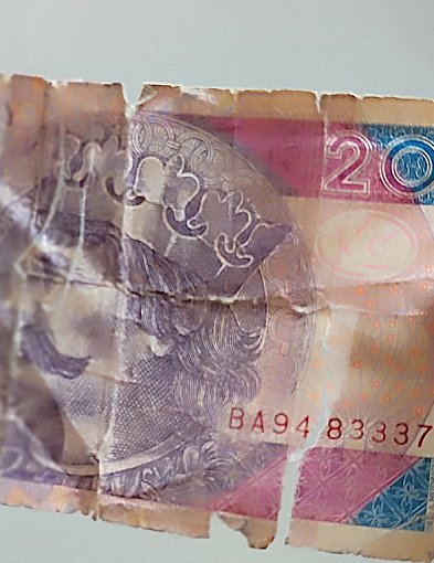 Nie wyrzucaj zniszczonych pieniędzy. Sprawdź, gdzie wymienić je na nowsze -60415