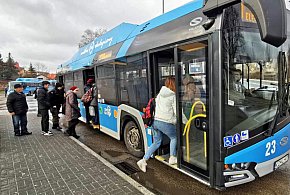 W wakacje pojedzie mniej autobusów-60587