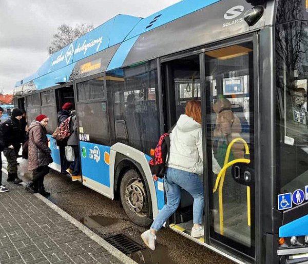 W wakacje pojedzie mniej autobusów-60587