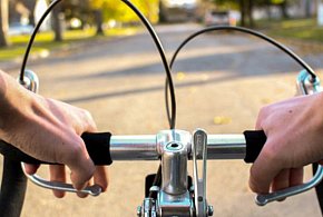 Rowerzysta potrącił kobietę. Trafiła do szpitala-60634