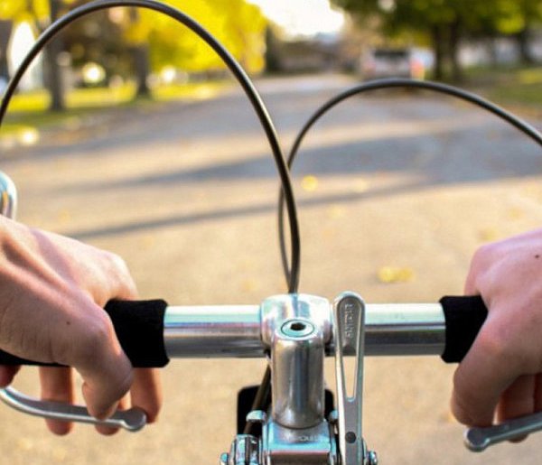 Rowerzysta potrącił kobietę. Trafiła do szpitala-60634