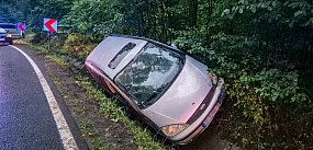 Auto wpadło do rowu. Kierowca w szpitalu