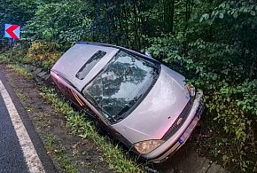 Auto wpadło do rowu. Kierowca w szpitalu-60908