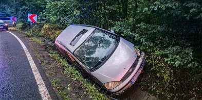 Auto wpadło do rowu. Kierowca w szpitalu-60908