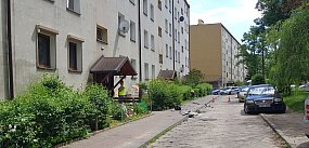 Mężczyzna krzyczał i wyrzucał rzeczy przez okno