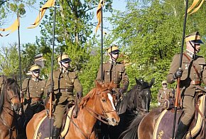 3 Maja w Trzebini: konie, mundury i pełen plac mieszkańców (WIDEO)