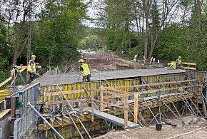 Beton już wylany. Trwa wielki remont drogi i budowa przepustu