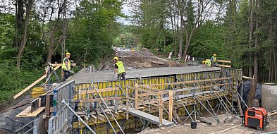 Beton już wylany. Trwa wielki remont drogi i budowa przepustu