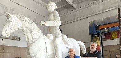 Mistrz, pasjonat i koń w galopie