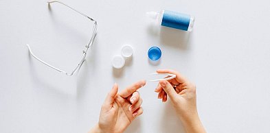 Soczewki kontaktowe a makijaż – jak dbać o higienę oczu
