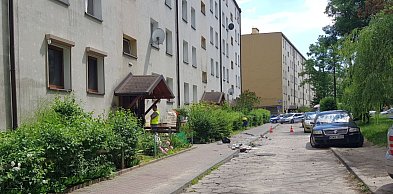 Mężczyzna krzyczał i wyrzucał rzeczy przez okno z mieszkania