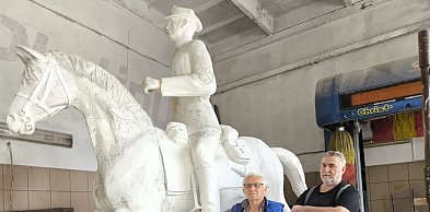 Mistrz, pasjonat i koń w galopie