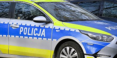 Samotny chłopiec stał przy ulicy i nie wiedział, co zrobić dalej
