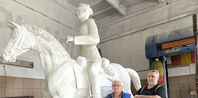 Mistrz, pasjonat i koń w galopie