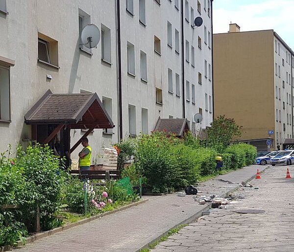 Mężczyzna krzyczał i wyrzucał rzeczy przez okno z mieszkania