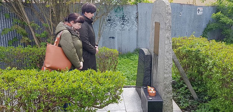 W rocznicę egzekucji siedmiu Żydów pod pomnikiem zapłonęły znicze
