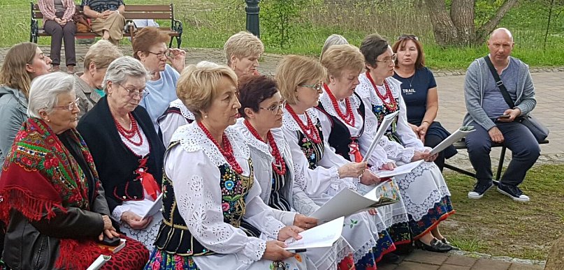 Pierwsza majówka i wspólne śpiewanie w skansenie