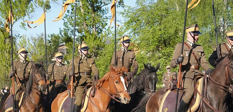 3 Maja w Trzebini: konie, mundury i pełen plac mieszkańców (WIDEO)