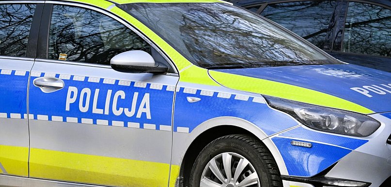 Samotny chłopiec stał przy ulicy i nie wiedział, co zrobić dalej