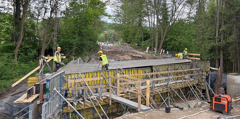 Beton już wylany. Trwa wielki remont drogi i budowa przepustu