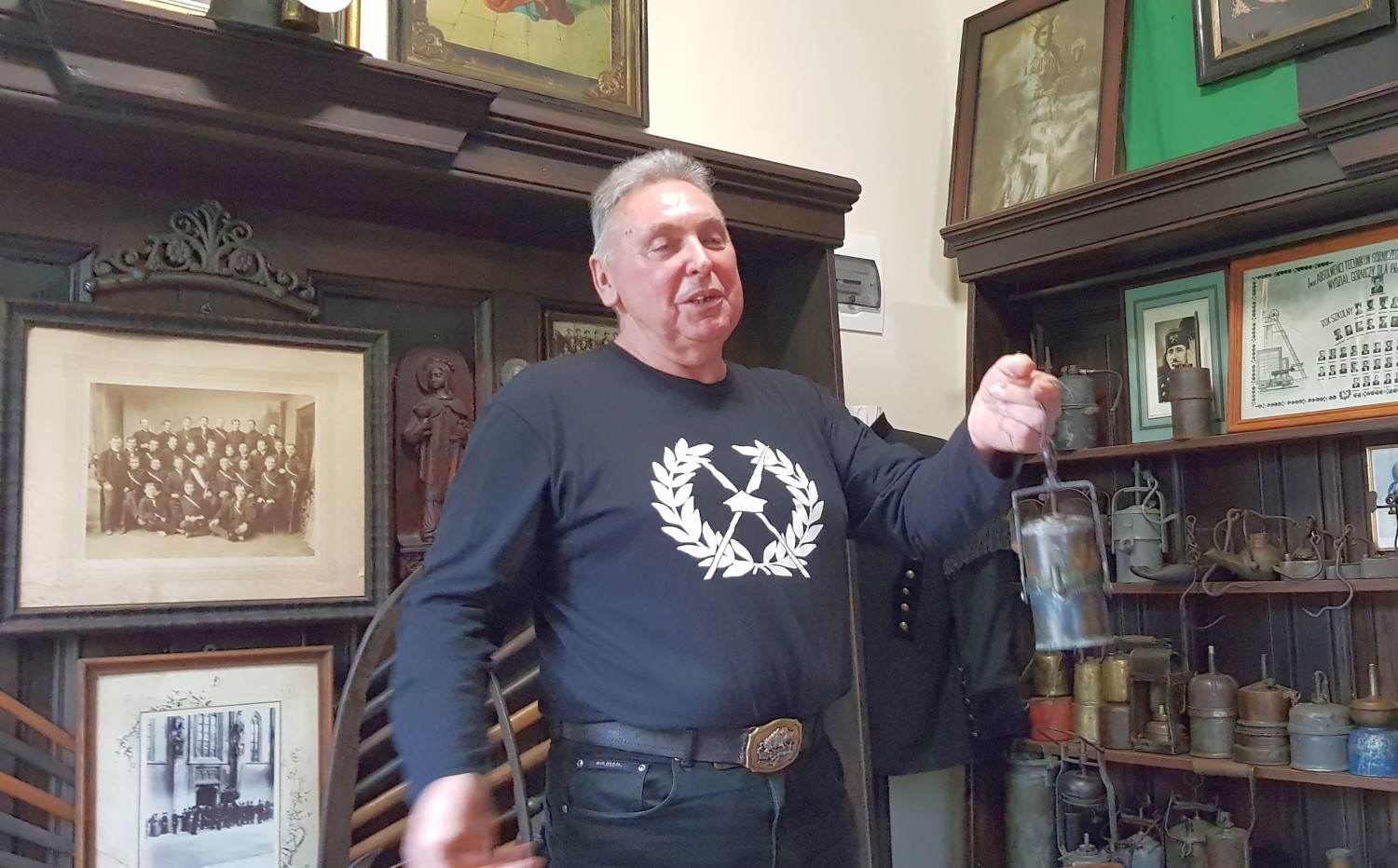 Jerzy Wolski z nietypową lampą karbidową wykonaną z dwóch pocisków