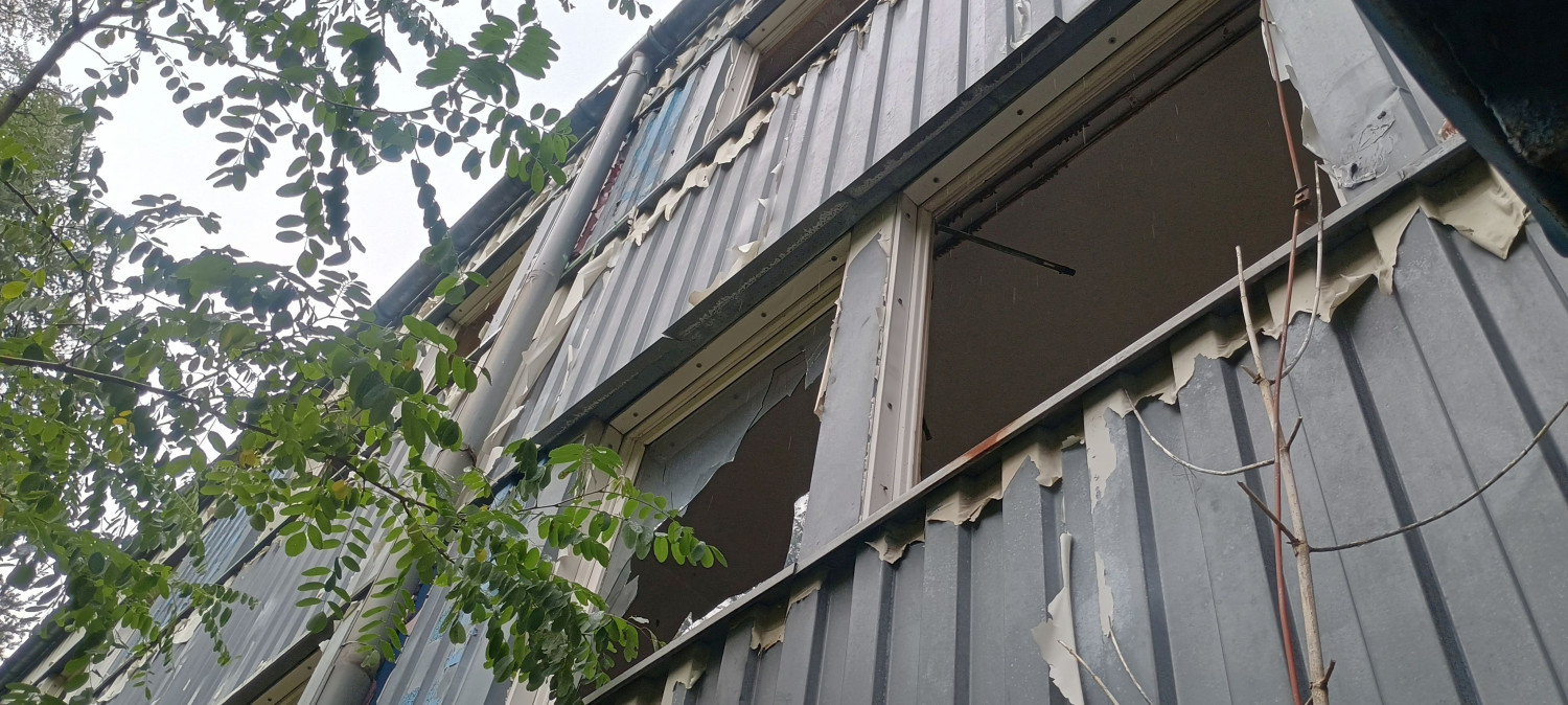 W dawnym hotelu są powybijane okna